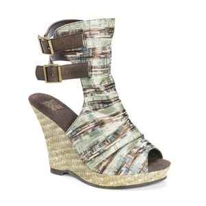 NWOT Muk Luks Sage Wedge Sandals